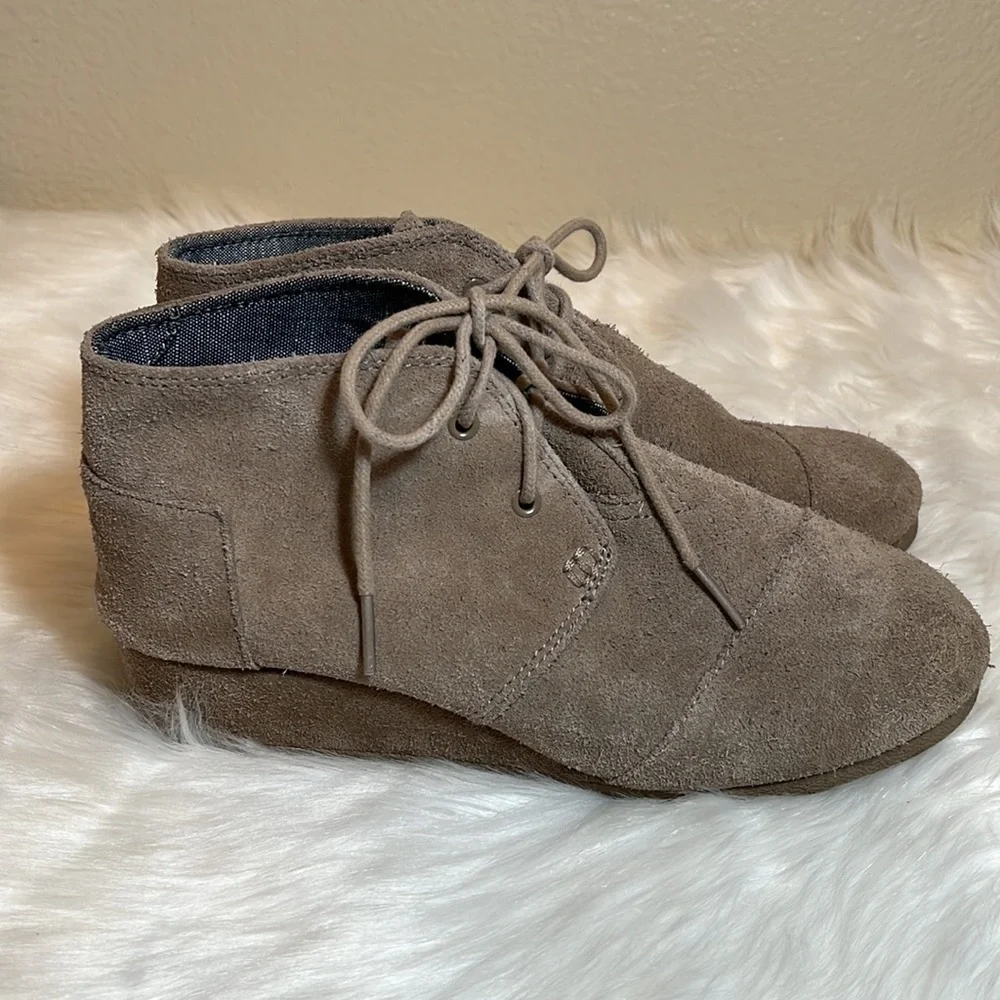 TOMS Tan Wedge Lace Youth Shoe